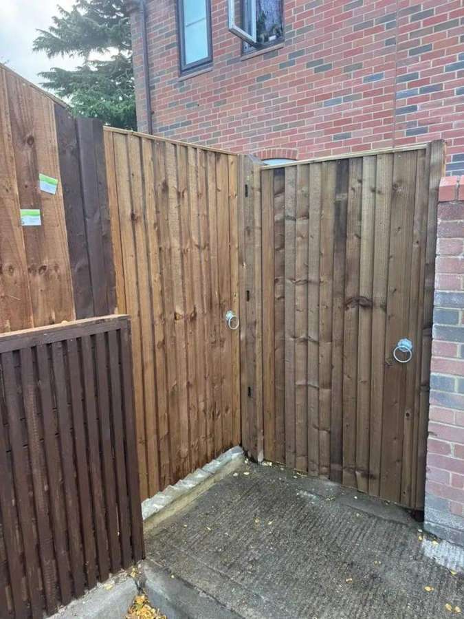Feather-edge fencing & gates
